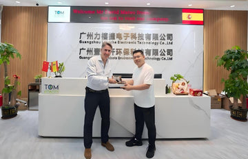 TomRobots Welcomes Spanish Visitor David Mateo: L88 Reverse Vending Machine Demonstrates Proven Performance